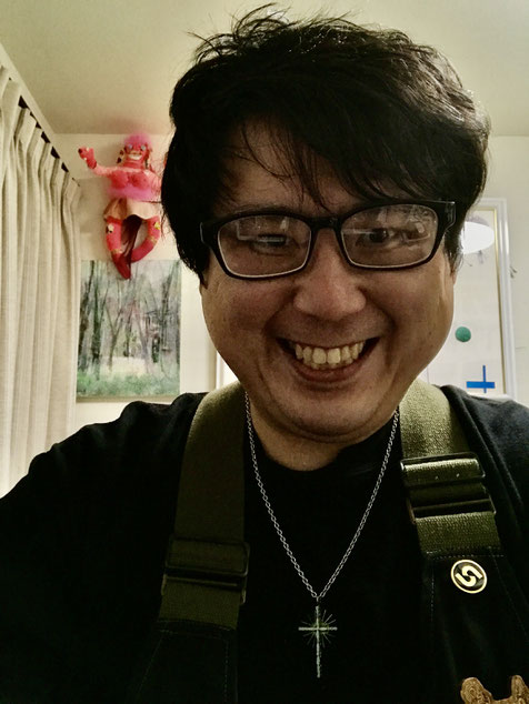聖人マザーテレサからもらった十字架ネックレスを首にかけて