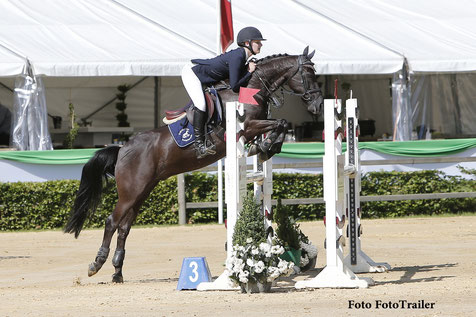 Britt ter Harmsel werd 1e en 2e in de Enterbrook Prijs voor pony's. Foto FotoTrailer