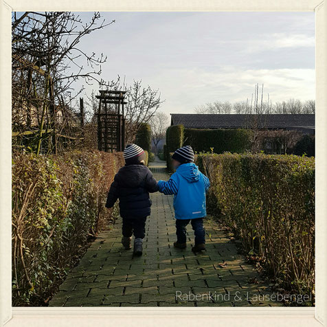 Hach, was ist es schön, dass unsere Jungs sich wieder haben. Hand in Hand entdecken sie die Welt. Oder wie hier - die Kleingartenanlage an einem eisigen Tag Anfang Januar.