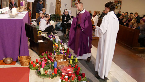 In der Messe am ersten Adventsonntag werden auch die mitgebrachten Adventkränze geweiht.