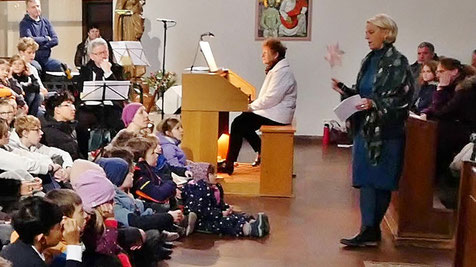 Martha Mikuilka zeigt den Kindern den kleinen Stern, der uns im Advent begleitet.