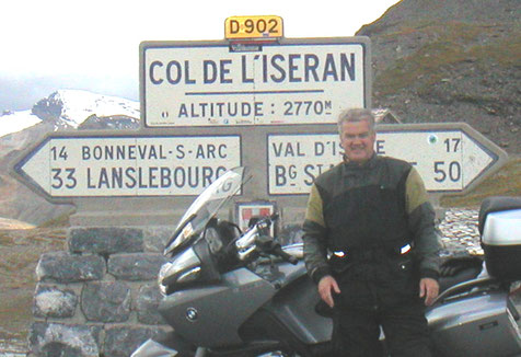Der berühmte Wegweiser am Col de Iseran