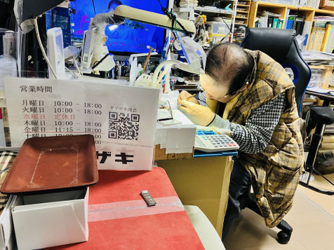 川越市の時計修理店「ヤマザキ商会」さんが、その場で時計を修理してくださいました。