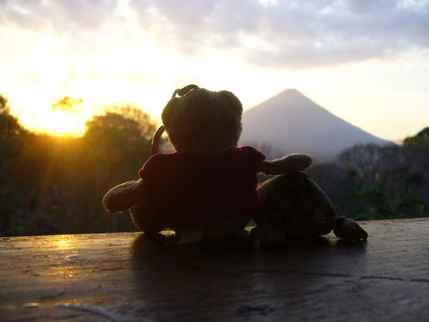 Ein letzter Sonnenuntergang auf Ometepe. Der Baer vermisst euch, Svenja und Andrew !!!