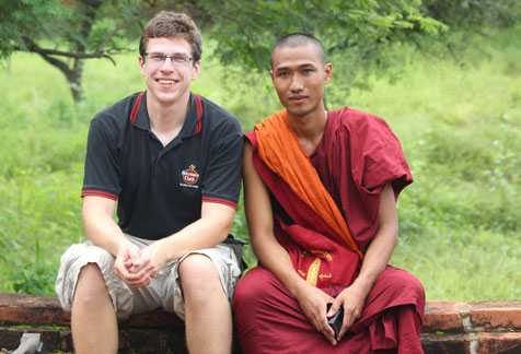 Mönch sitzt neben Stefan Walter am Tempel in Bagan