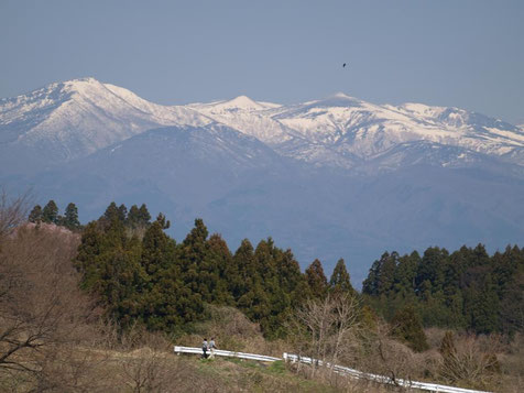 左＝和尚山　右＝安達太良山（トンビ？の下）