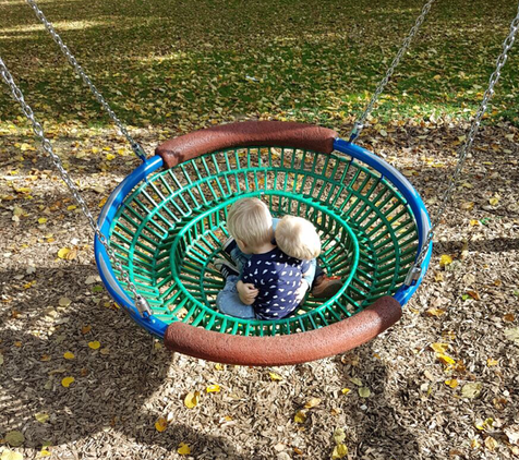 An einem wunderschönen Herbsttag im Stadtpark schaukeln unsere Kinder kuschelnd...