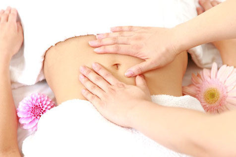 Therapeutische Frauen-Massage, Massage Bauch, Rücken, Hände