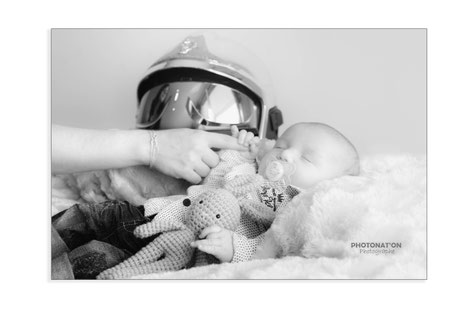 Séance photo nouveau né en studio, créez des souvenirs, le temps passe trop vite! Les mimiques, les sourires, les petites mains tous les détails sont craquants et on leur importance, un cadeau pour toute la famille Photonat'On photographe à Lucq de Béarn.