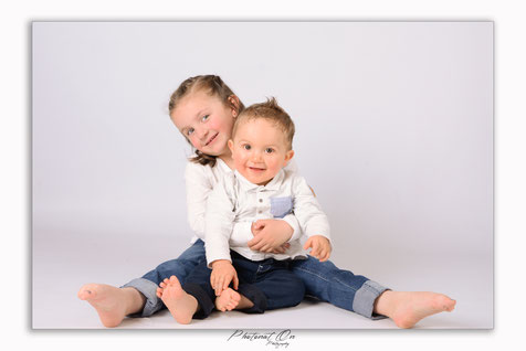 Photographie de fratrie en studio, c'est juste parfait!il y a toujours plein de choses qui se passent, des disputes, des rires, des expressions , du spontané! et ça rend toujours des choses sympa! Studio photo à Lucq de Béarn proche de Monein. Photonat'On