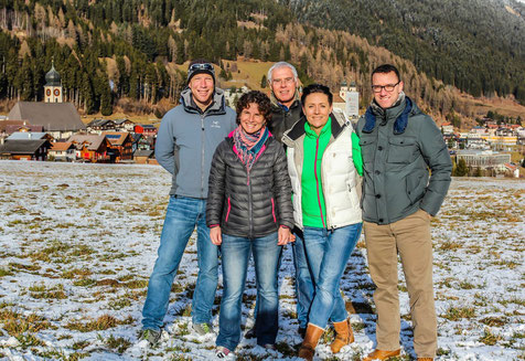 Das Team von Viva Disentis mit Stefan Schwenke, Judith Huonder, Hans Möckli, Corinne Staub und Michel Pola vor der Kulisse von Kloster und Ort Disientis. Foto: Dany Deflorin