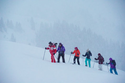 Schneeschuhwanderer auf einer Wintertour durch die Surselva, Graubünden, Schweiz. Foto: Stefan Schwenke