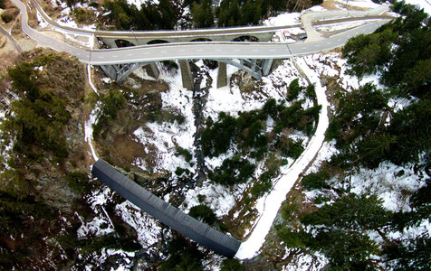 Gleich drei Brücken führen über den Russeinertobel – unten die Russeinerbrücke, la Punt Gronda oder die Brücke von Hohenbalken. Foto: Stefan Schwenke/Viva Disentis