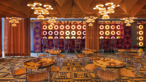 Verner Panton in ganzer Farbenpracht – die berühmte "Spiegel"-Kantine steht heute im Museum für Kunst & Gewerbe in Hamburg. Foto: MKG/Henning Rogge/PR