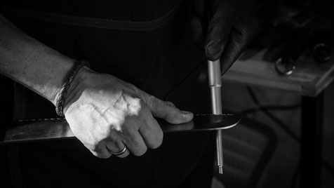 Brotsaege wird von Hand geschliffen