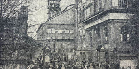 Vor dem Eingang der Zeche „Ewald-Fortsetzung“ versammeln sich am 1. März 1928 Angehörige und Schaulustige. Die „Recklinghäuser Zeitung“ spricht von einer „ernsten, gedrückten Stimmung“. © Repro: Ingo Junker