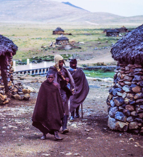 Männer in einem Dorf in Lesotho - (c) Monika von TravelWorldOnline Traveller 