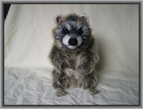 Raccoon "Sly"stehend