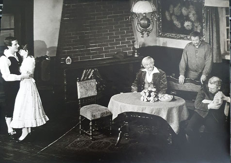 Rechts Hannes Demming, ganz links bin ich in der Rolle des „jugendlichen Liebhabers“, außerdem im Bild Marita Hopp, Bernhard Frehe und Rudi Hintze - Foto Rainer Genius