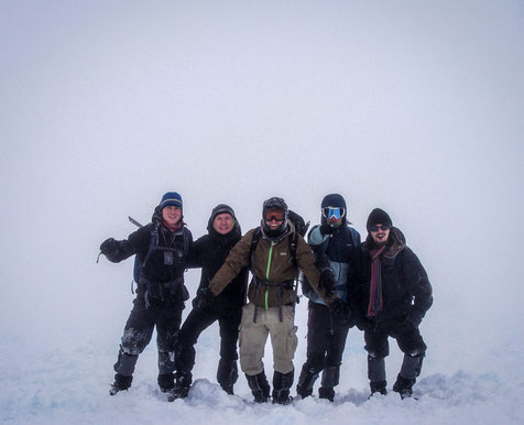 After 4 h, we reached (almost) the top: Me, Friedrich, Mikis, Yannis and Orri. // Nach 4 h erreichten wir fast den Gipfel.