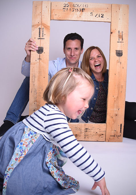 Bild-Familie-Familienfotos-Gutschein-einlösen-Foto-mit-Kind-Bilderrahmen-Rahmen-aus-Holz-Fotografin