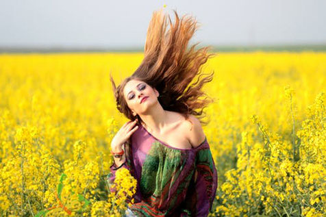 Clickandbay- donna-in-campo-di-fiori-giallo