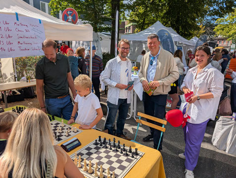 Finanzsenator Dr. Andres Dressel und Fachsprecherin für Kultur & Digitales Hannah Schneehage staunen über die Geistesblitze am VSK-Stand.