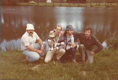 Unsere erfolgreichen Angler im Jahre 1979. (v.l.n.r. P. Masloh, W. Gerstner, W. Funke, L. Weisgerber) Im Hintergrund der August-Kaub-Weiher und unsere damalige Vereinshütte.