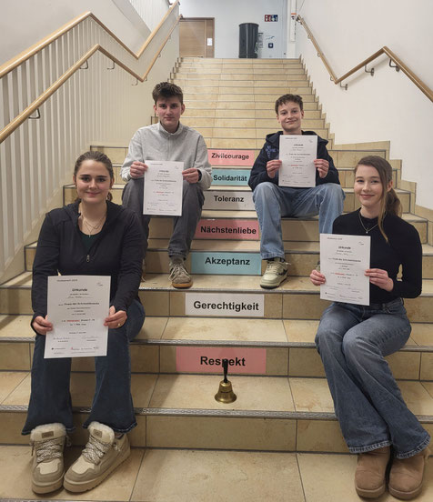 Die Finalisten für die Sekundarstufe I beim Schulentscheid für den Wettbewerb "Jugend debattiert" waren (v.l.) Lina Heider, Johannes Hopfenzitz, Luis Thum und Nicole-Chiara Wolf.