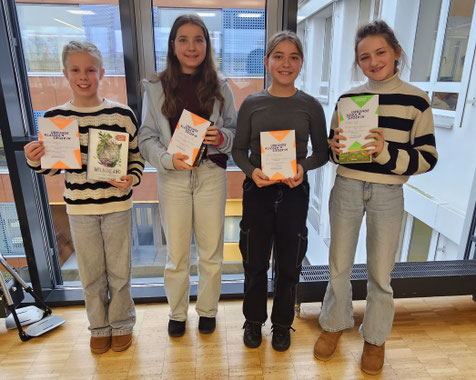 (v.l.n.r.) Anna Dotzauer, Lotta Wundel, Anna Reimlinger und Marlene Ruf (Schulsiegerin) haben als Klassensiegerinnen den Schulentscheid des Vorlesewettbewerbs bestritten.