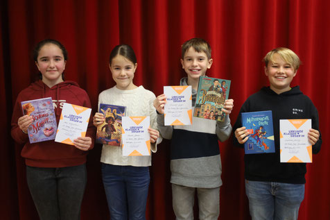 Die vier Finalteilnehmer (v.l.n.r.) Ema Milosavlevici, Hannah Steiner, Lennart Geiger und Constantin Herzog freuten sich über die Buchpreise, die von der Buchhandlung Lehmann zur Verfügung gestellt worden waren.
