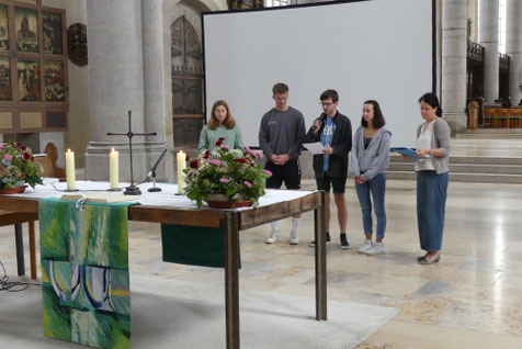 Es gestalteten auch etliche Schülerinnen und Schüler den ökumenischen Schuljahresanfangsgottesdienst mit. Im Bild sind Mitglieder der Q12 und Susanne Schmid zu sehen.