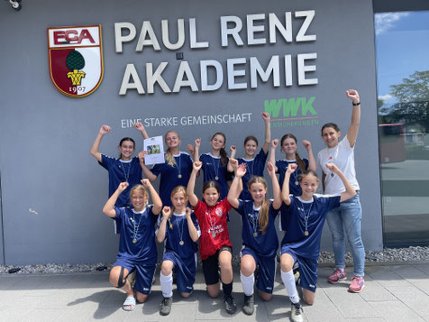 Die erfolgreichen Fußballmädels des THG Nördlingen freuten sich gemeinsam mit ihrer Betreuerin Anna Maurer (im Bild ganz rechts) über ihren zweiten Platz beim Bezirksfinale.