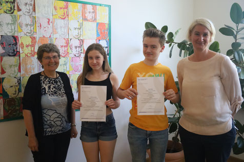 Schulleiterin Dr. Renate Rachidi (ganz links) und die Wettbewerbskoordinatorin Silke Knoll (ganz rechts) freuen sich mit Paulina Greiner und Julius Bast über die großartigen Erfolge beim Bundeswettbewerb Fremdsprachen.