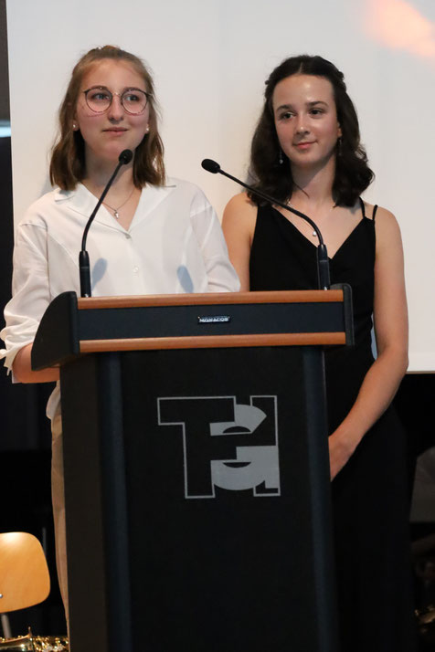 Lisa Burger und Helena Deibler erinnerten sich in ihrer Abiturrede an verschiedene Episoden der Schulzeit zurück.