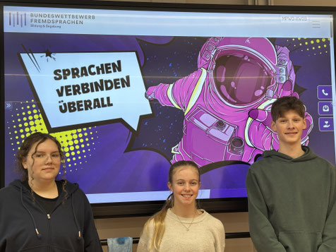 Lara Lanzinger, Emma Dotzauer und Benno Sigg vom THG Nördlingen nehmen in diesem Schuljahr am Bundeswettbewerb Fremdsprachen teil.