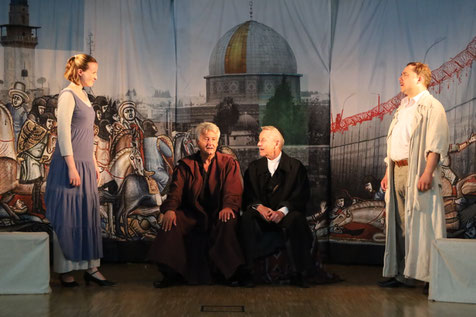 Im Schlussbild des Dramas wird durch die verwandtschaftlichen Beziehungen der Figuren eindrücklich auch der Zusammenhang der monotheistischen Religionen dargestellt.