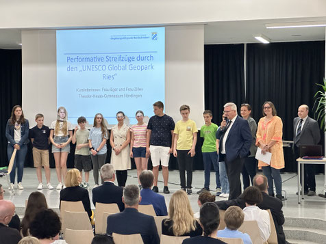 Den Teilnehmerinnen und Teilnehmer am THG-Begabungskurs "Performative Streifzüge durch den UNESCO Global Geopark Ries" wurden beim Begabungstag die Zertifikate vom Ministerialbeauftragten Dr. Henzler verliehen.