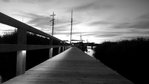 Seesteg in der Abenddämmerung, im Hintergrund Die "Weiße Düne"