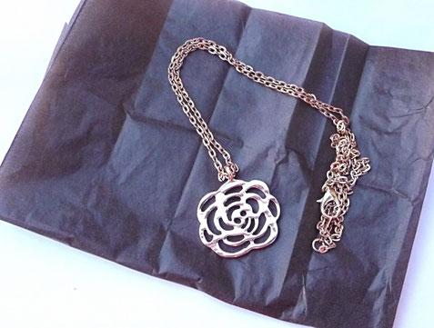 GROS PLAN SUR LE PENDENTIF "ROSE"