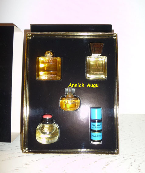 GROS PLAN SUR LE COFFRET CI-DESSUS AVEC SES 5 MINIATURES