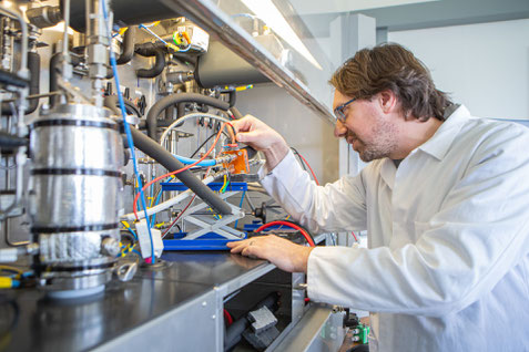 Un scientifique dans un laboratoire analyse à l'aide de plusieurs outils des échantillons de Miel de Nouvelle-Zélande