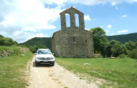 Schotterweg an der Kapelle entlang