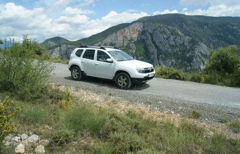 Schöner Schotterweg in der unberührten Bergwelt
