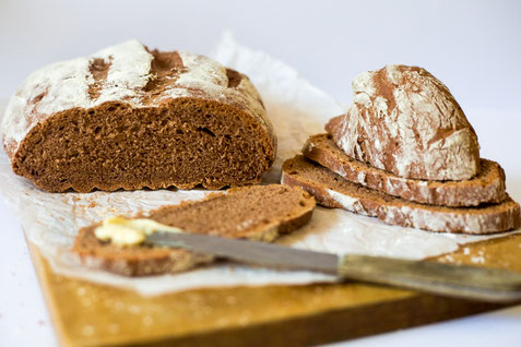 Brot, Brotbacken, Traubenkernmehl, Traubenkernbrot, Dinkel, Dunkelbrot, Buchweizen, Buchweizenbrot, Frühstück 