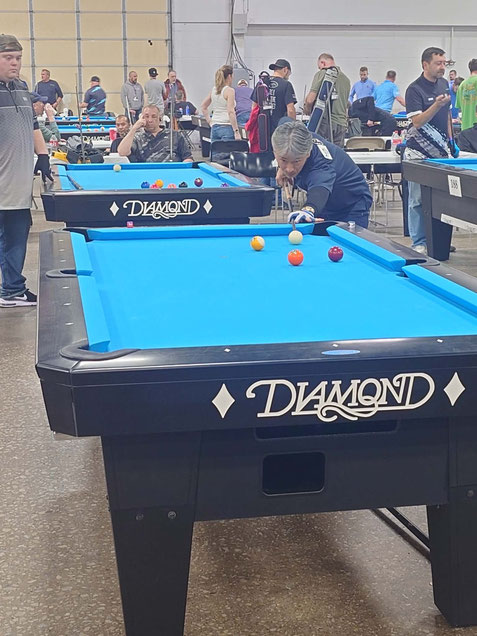 今年の『Super Billiards Expo』（アメリカ・フィラデルフィア）のアマトーナメント参戦中の別府さん   ――別府さんは10年近いプロプレイヤーキャリアと大手タップメーカー勤務という経歴がありますが、そのキャリアはSAIGENシャフト製作にどんな形で活きているでしょうか？  別府：タップメーカーでの経験から、「手球と直接触れる接点＝タップ」がどのような挙動をするのか、そのメカニズムを深く理解しています。そのため、「シャフトがタップの性能をどう引き出すか」を逆算して設計できるのが最大の強みです