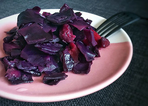 Rotkohl mit Apfel und Speck