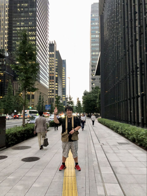 大手町ビル群を背景にYUTAKA