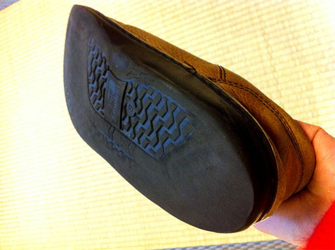 ここまで擦り減ったら靴底全面交換しましょう!