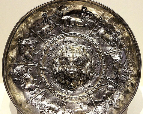 Die "Pátera ibera de Perotito" (Jaén) - eine silbene Schale für Trankopfer, 1./2. Jh. v. Chr., der Wolf verschlingt einen Menschenkopf - Symbol für den iberischen Krieger. MAN Madrid. Bild: wikipedia.org